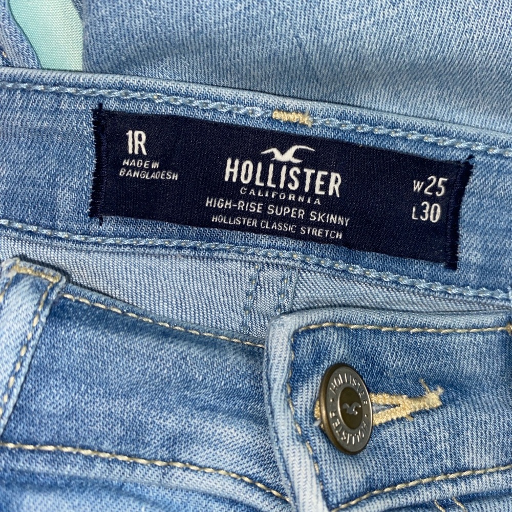 Hollister Women's Light Blue High-Rise Jeans